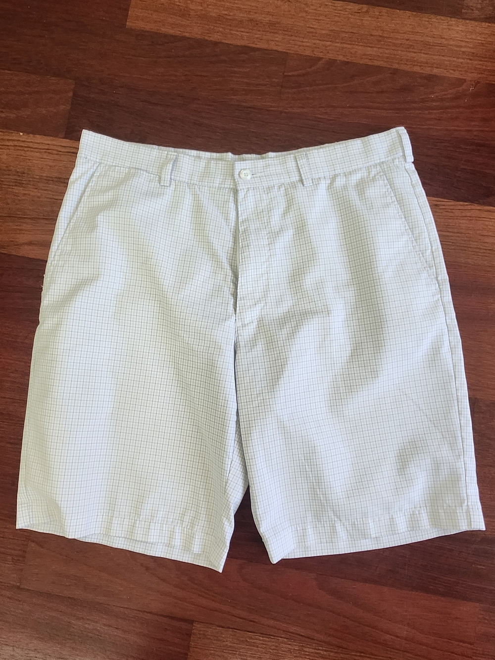 PGA Tour Lightweight Breathable Men's White and Gray Plaid Flat Front Shorts 34"